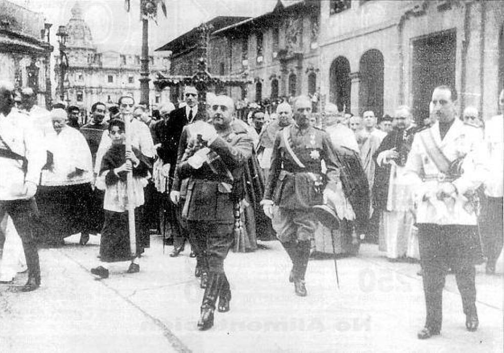 Franco entra en la Catedral de Oviedo con la Cruz de la Victoria en septiembre de 1942
